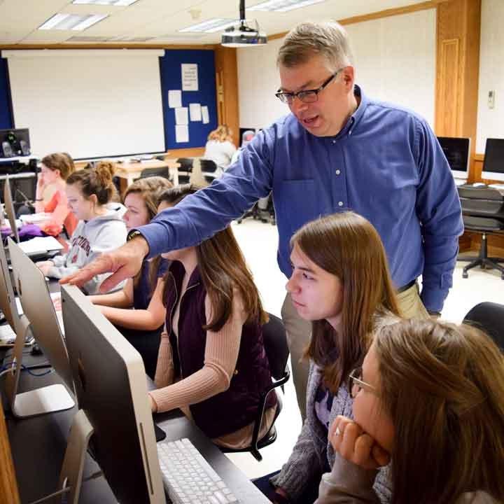 学生们在计算机实验室与博士. Kevin Page
